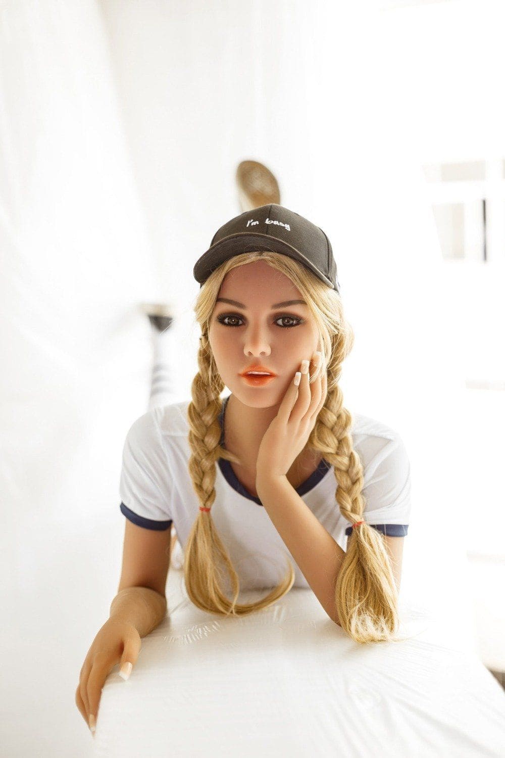Секс-лялька brianna - фото 16 | lovedoll Секс-лялька brianna лежить на животі і підпирає голову рукою