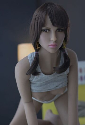 Секс-лялька Chloe стоїть на рачки