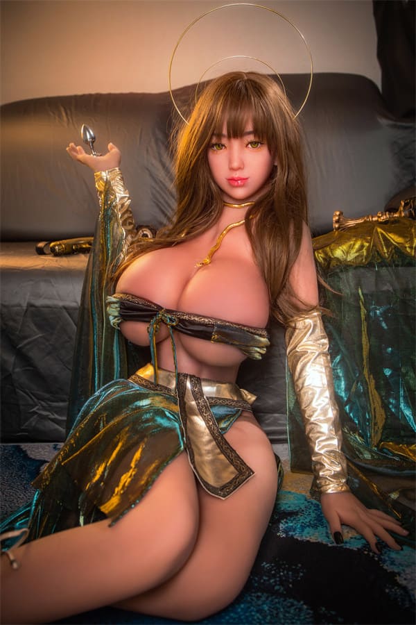 Секс-лялька piper фото - 13 | lovedoll Секс-лялька piper сидить біля дивана та тримає анальну пробку