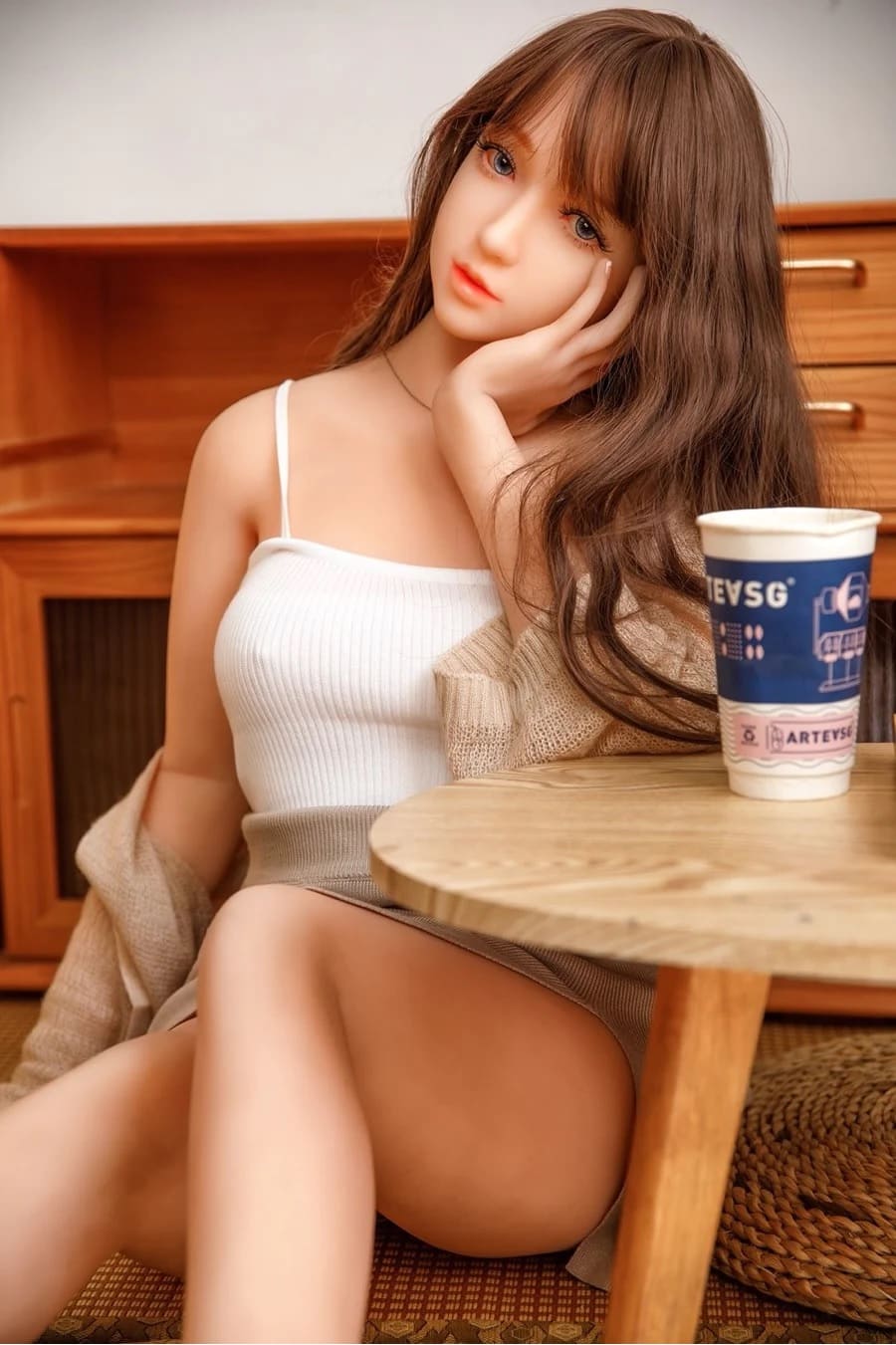 Секс-лялька suri - фото 1 | lovedoll Секс-лялька suri сидить за столом