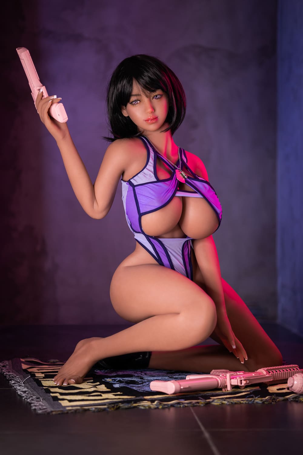 Секс-лялька sofia - фото 19 | lovedoll Секс-лялька sofia сидить з пістолетом в руці