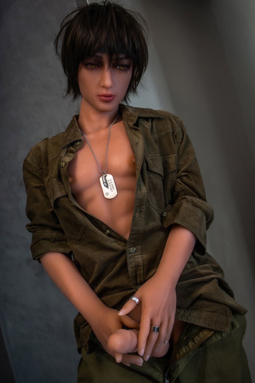 Секс-лялька steve - фото 5 | lovedoll Секс-лялька steve тримає руками свій член