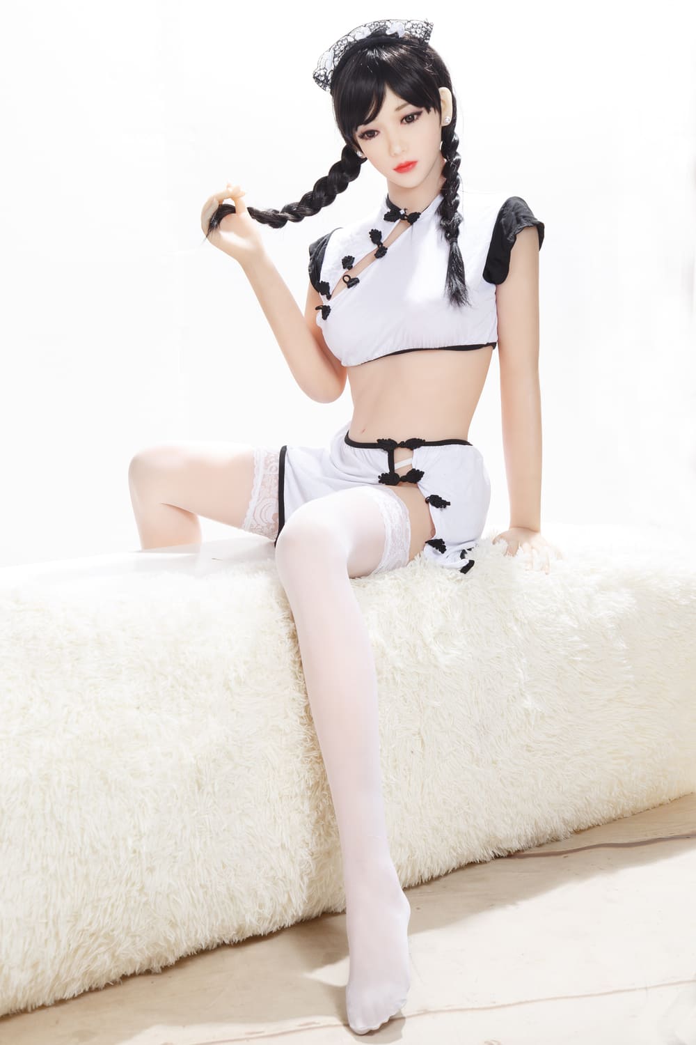 Секс-лялька meisa - фото 9 | lovedoll Секс-лялька meisa тримає косу в руці