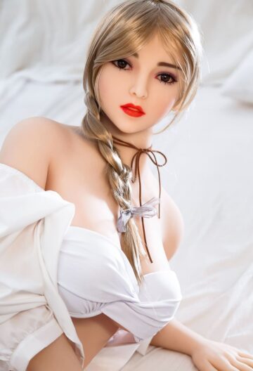 Секс-лялька Akisha дивиться прямо