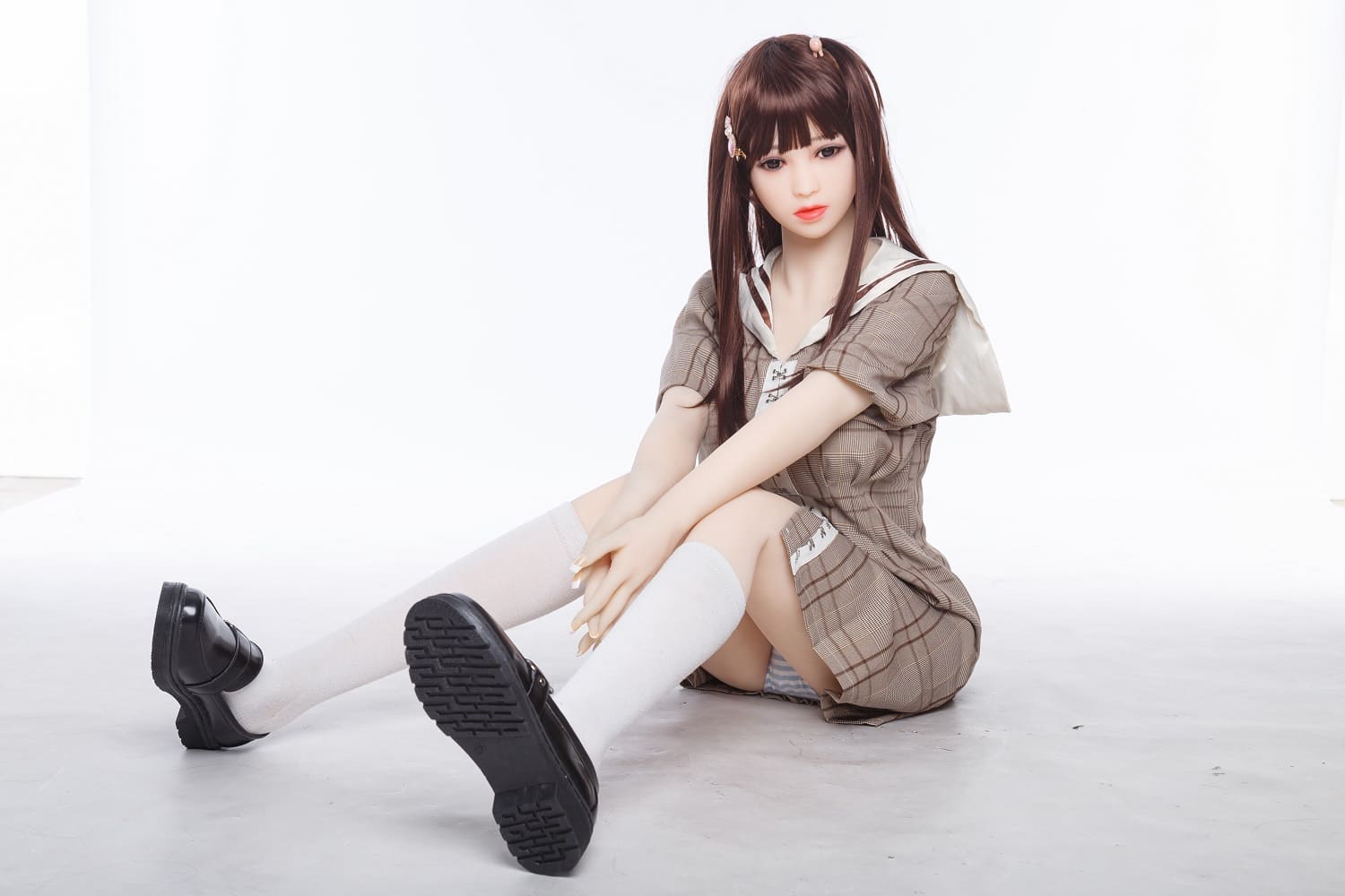 Секс-лялька connie - фото 12 | lovedoll Секс-лялька connie сидить на підлозі