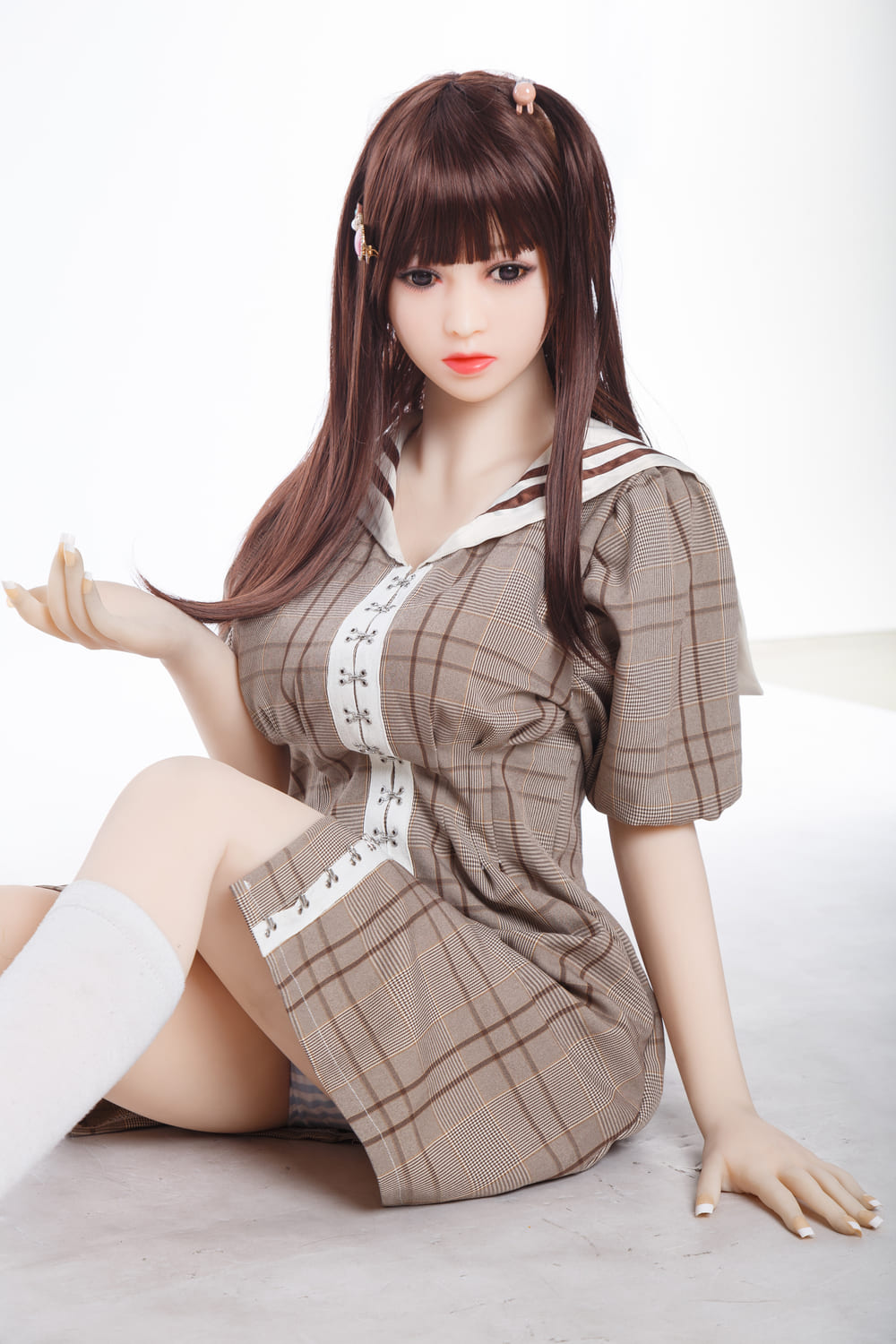 Секс-лялька connie - фото 13 | lovedoll Секс-лялька connie сидить у сукні на підлозі