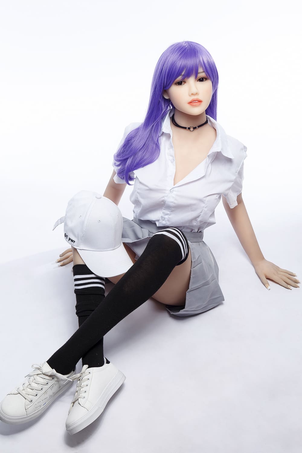 Секс-лялька fei - фото 10 | lovedoll Секс-лялька fei сидить з кепкою на коліні