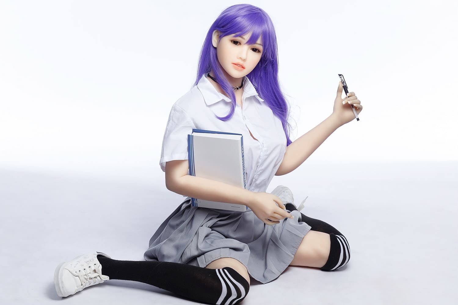 Секс-лялька fei - фото 13 | lovedoll Секс-лялька fei сидить на підлозі з книгою в руці
