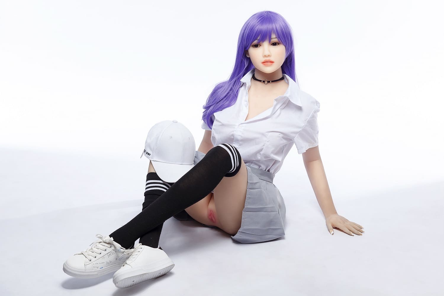 Секс-лялька fei - фото 7 | lovedoll Секс-лялька fei сидить на підлозі без трусиків