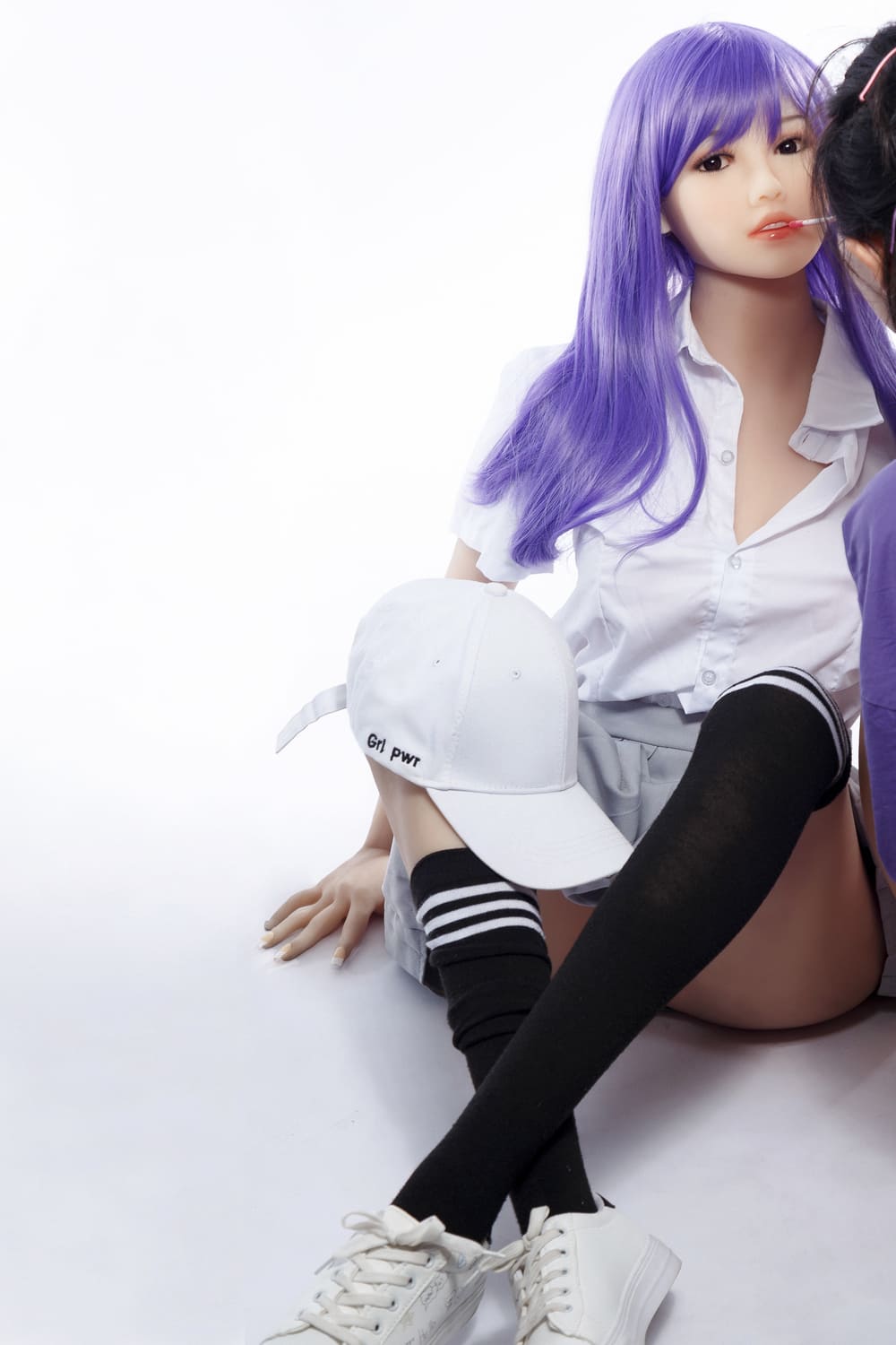 Секс-лялька fei - фото 9 | lovedoll Секс-лялька fei з кепкою на коліні