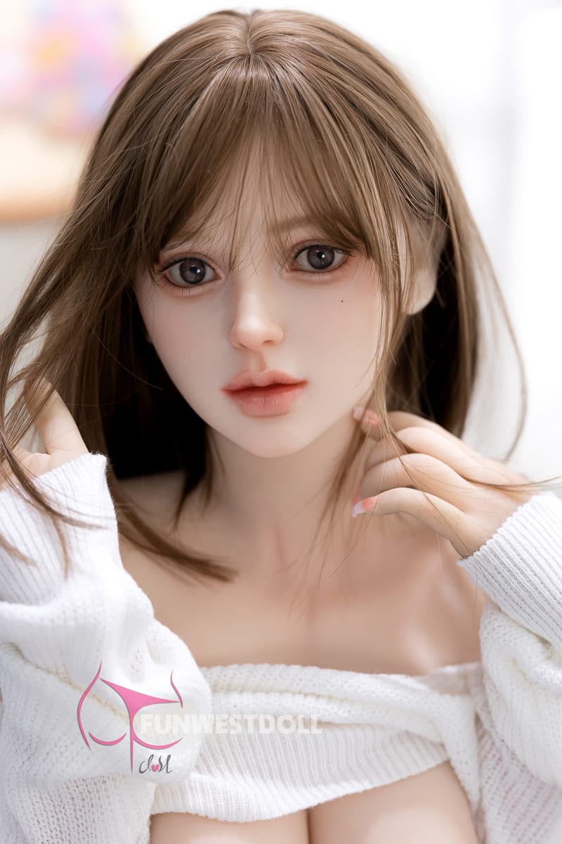 Секс-лялька lily - фото 18 | lovedoll Секс-лялька lily тримає руку на обличчі