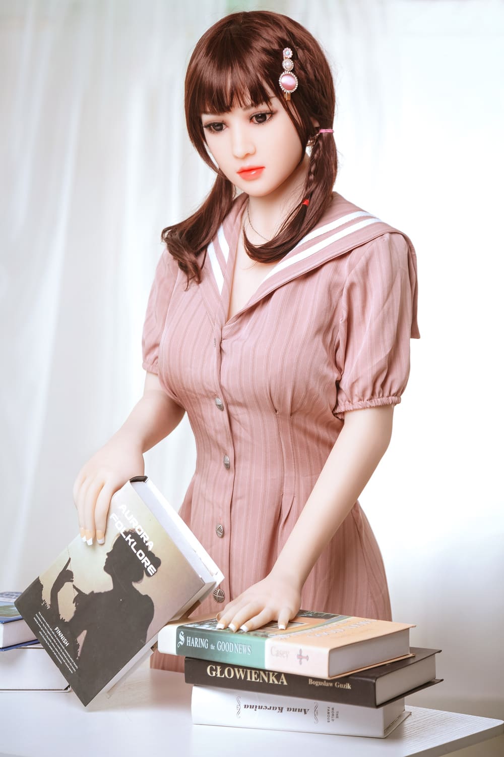 Секс-лялька risako фото 6 | lovedoll Секс-лялька risako тримає книги