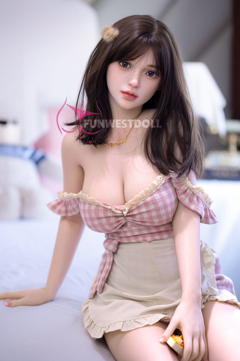 Секс-лялька younf - фото 10 | lovedoll Секс-лялька younf сидить на ліжку