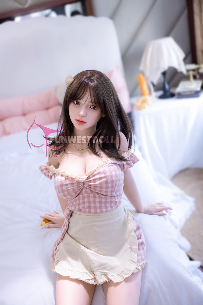 Секс-лялька younf - фото 11 | lovedoll Секс-лялька younf сидить у сукні на ліжку