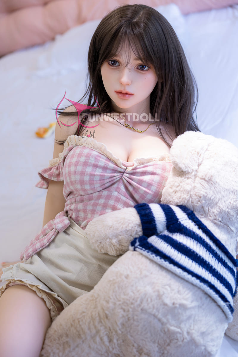 Секс-лялька younf - фото 12 | lovedoll Секс-лялька younf на ліжку з ведмедиком