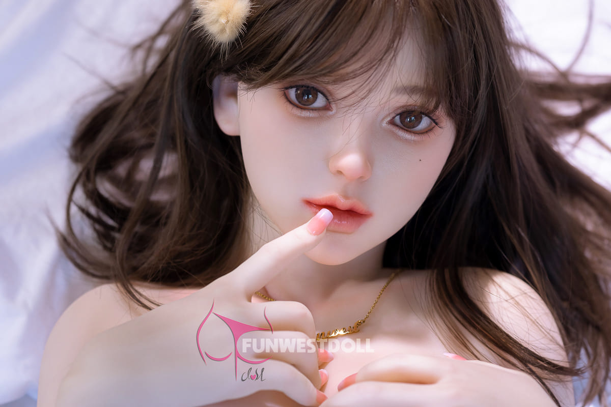 Секс-лялька younf - фото 15 | lovedoll Секс-лялька younf тримає палець біля рота