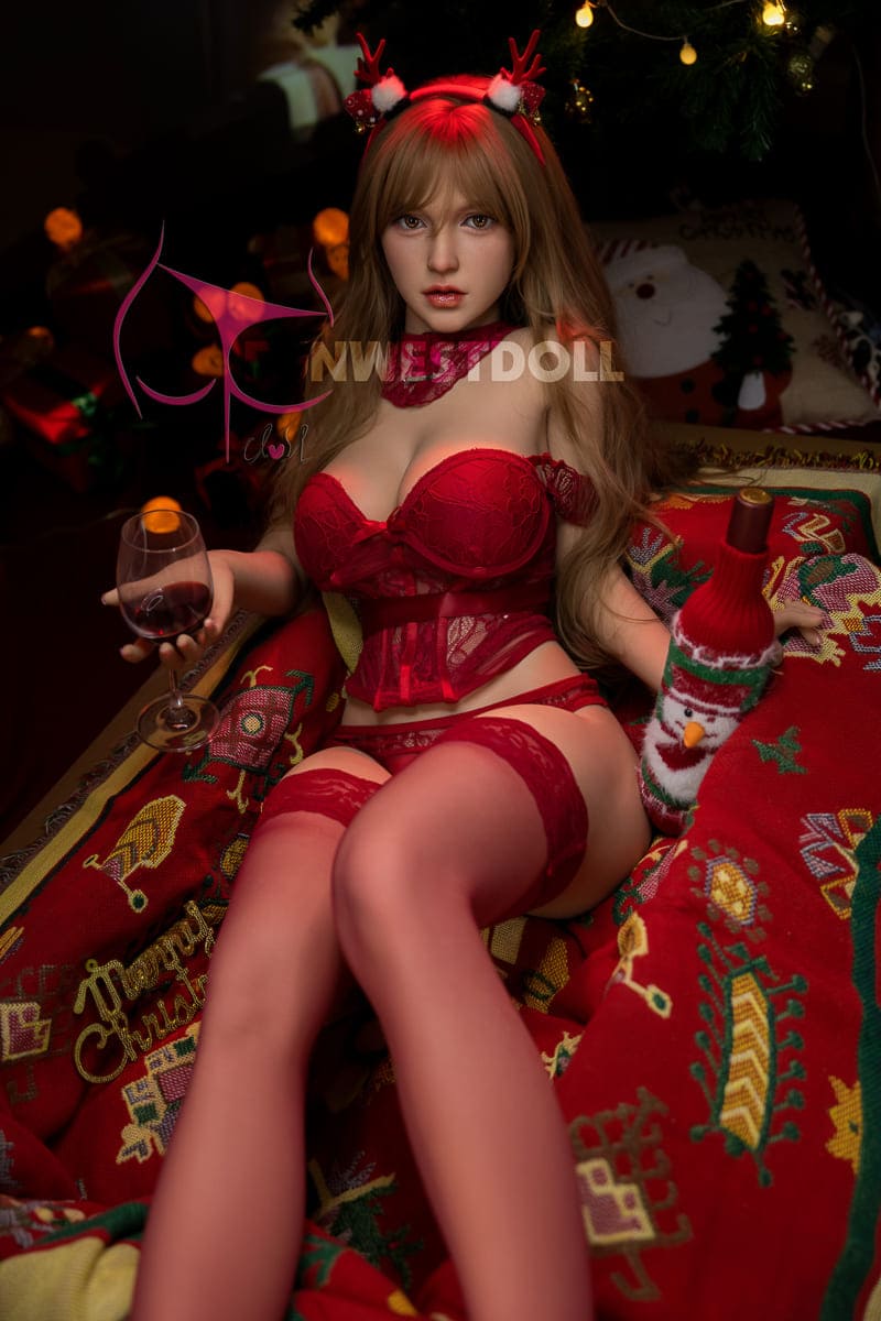 Секс-лялька briar - фото 11 | lovedoll Секс-лялька briar сидить на дивані