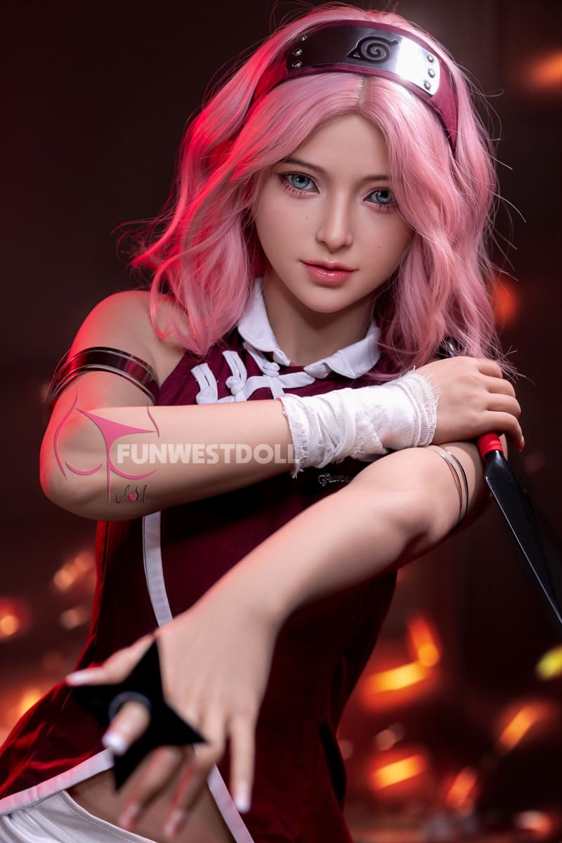 Секс-лялька sakura haruno - фото 4 | lovedoll Секс-лялька sakura haruno тримає на пальці металеву зірку