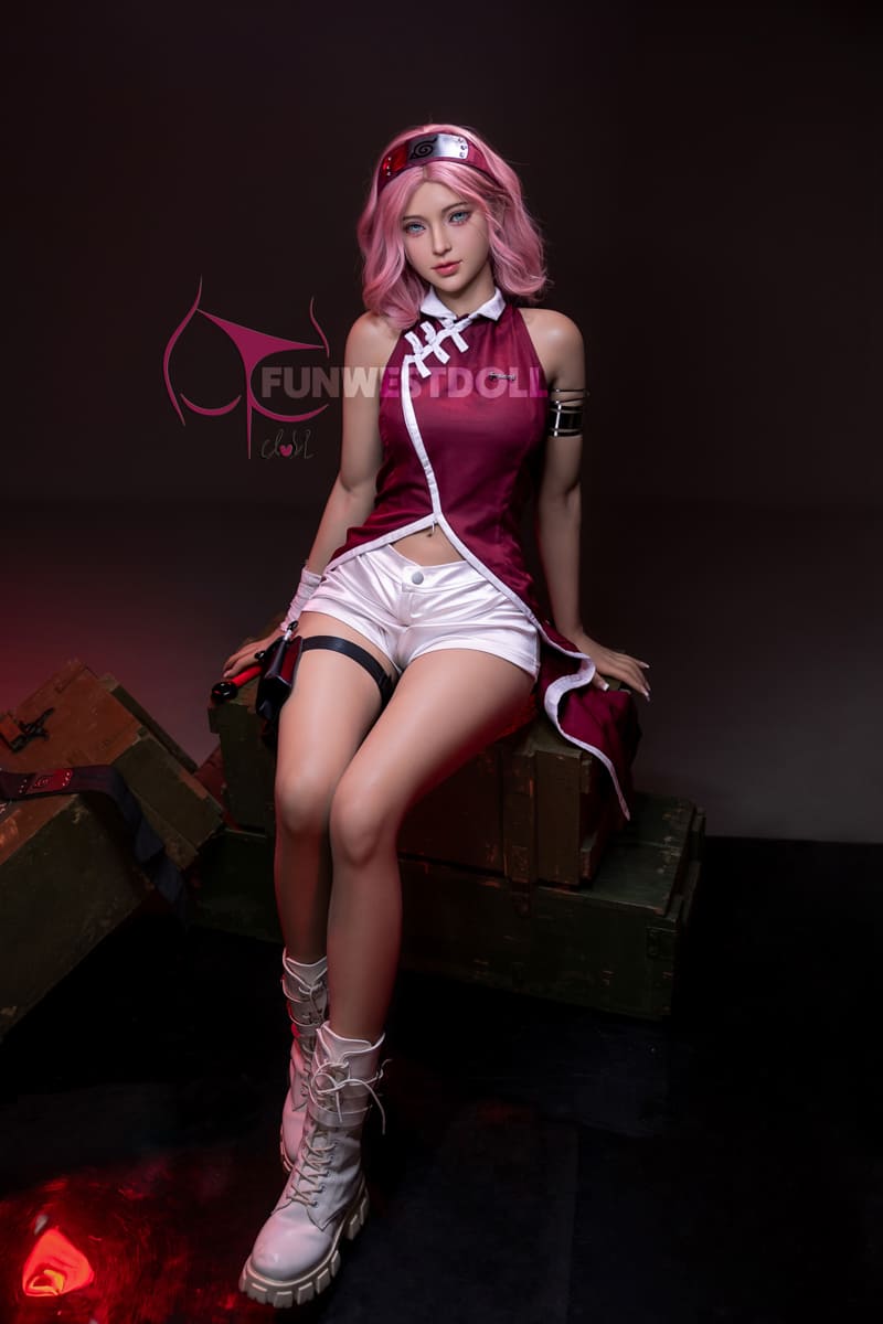Секс-лялька sakura haruno - фото 6 | lovedoll Секс-лялька sakura haruno сидить у білих шортах та білих чоботях
