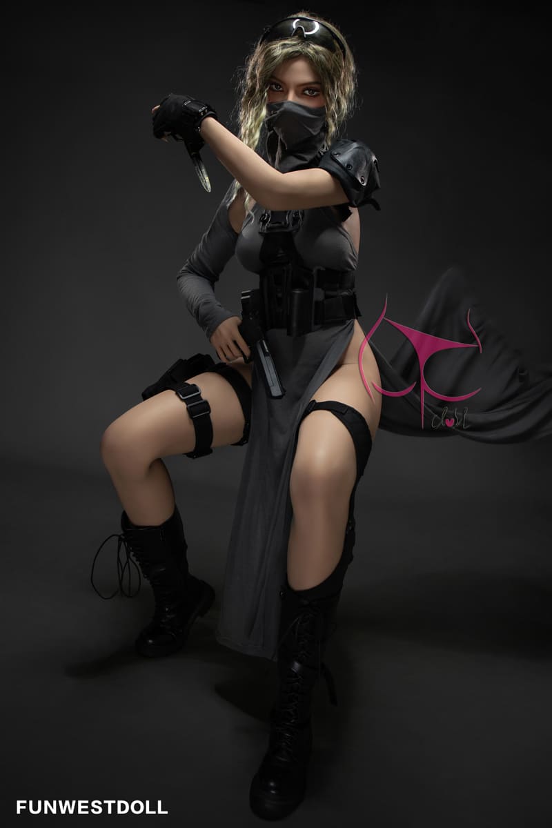 Секс-лялька naya - фото 10 | lovedoll Секс-лялька naya сидить з ножем і пістолет в руках