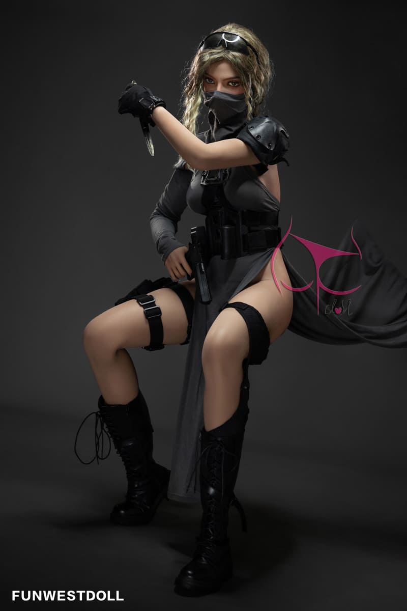 Секс-лялька naya - фото 11 | lovedoll Секс-лялька naya тримає пістолет і ножа в руках