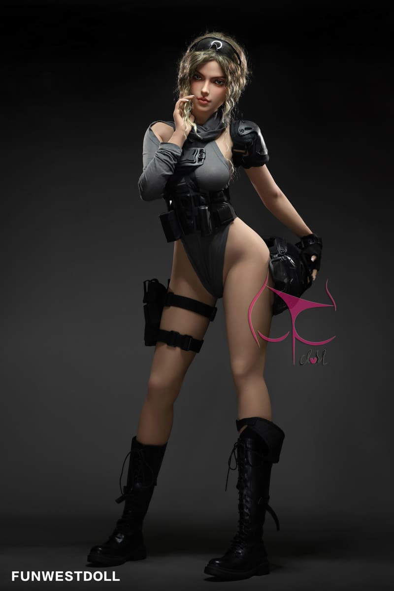 Секс-лялька naya - фото 6 | lovedoll Секс-лялька naya тримає шолом рукою