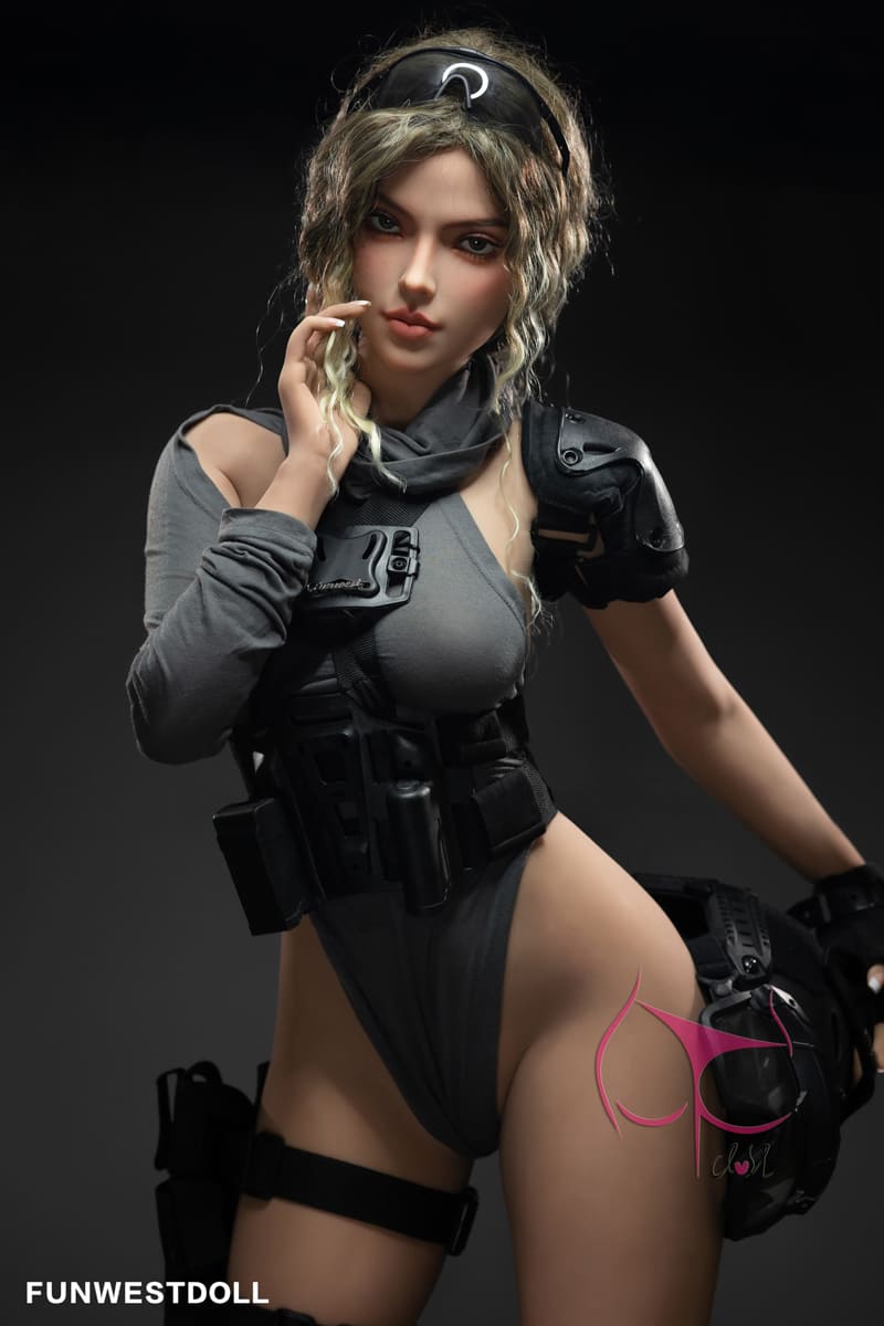 Секс-лялька naya - фото 7 | lovedoll Секс-лялька naya тримає на стегні шолом