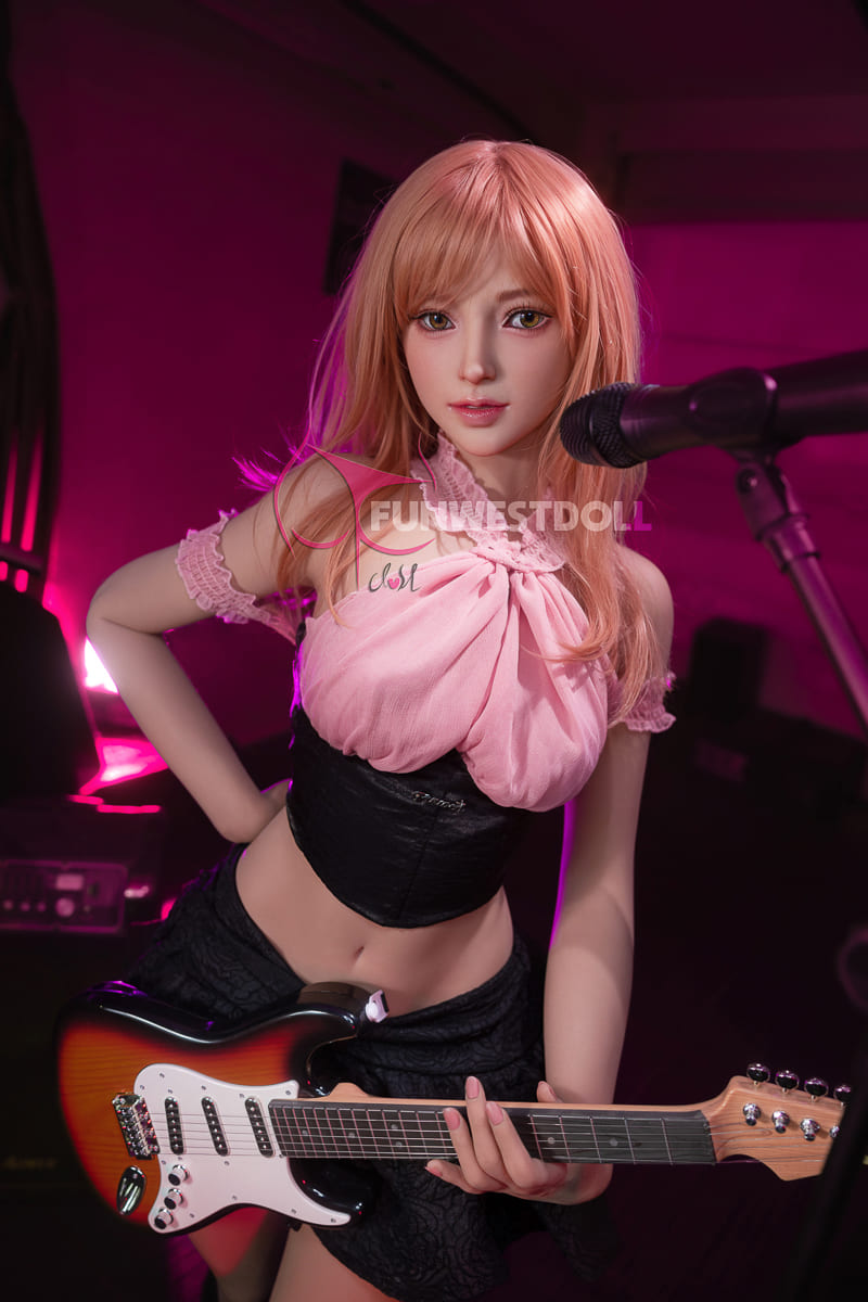 Секс-лялька alicia - фото 3 | lovedoll Секс-лялька alicia стоїть з гітарою біля мікрофону