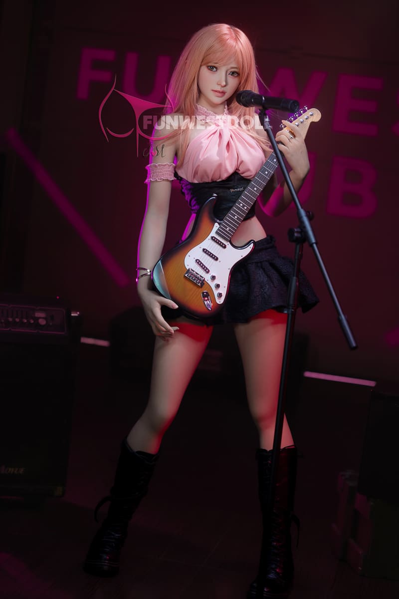 Секс-лялька alicia - фото 7 | lovedoll Секс-лялька alicia стоїть з гітарою біля мікрофону