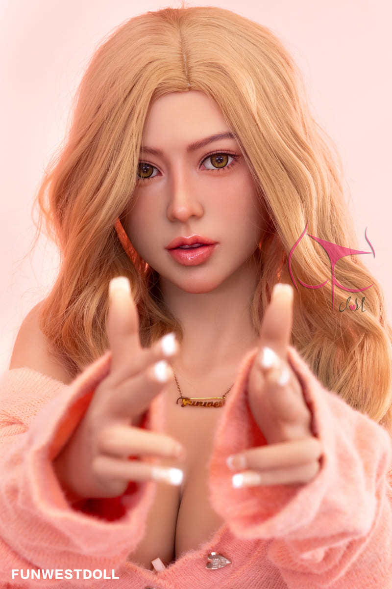 Секс-лялька cameron - фото 1 | lovedoll Секс-лялька cameron тримає руки перед собою
