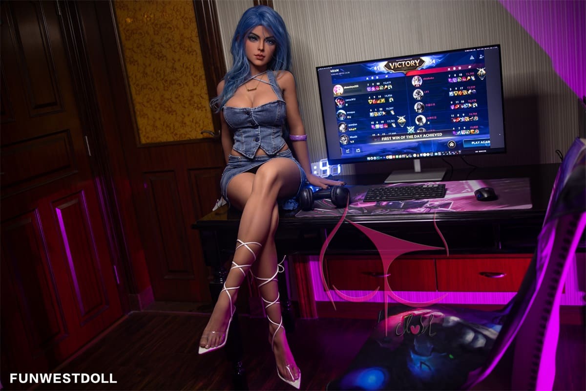 Секс-лялька nalani - фото 2 | lovedoll Секс-лялька nalani сидить на комп'ютерному столі