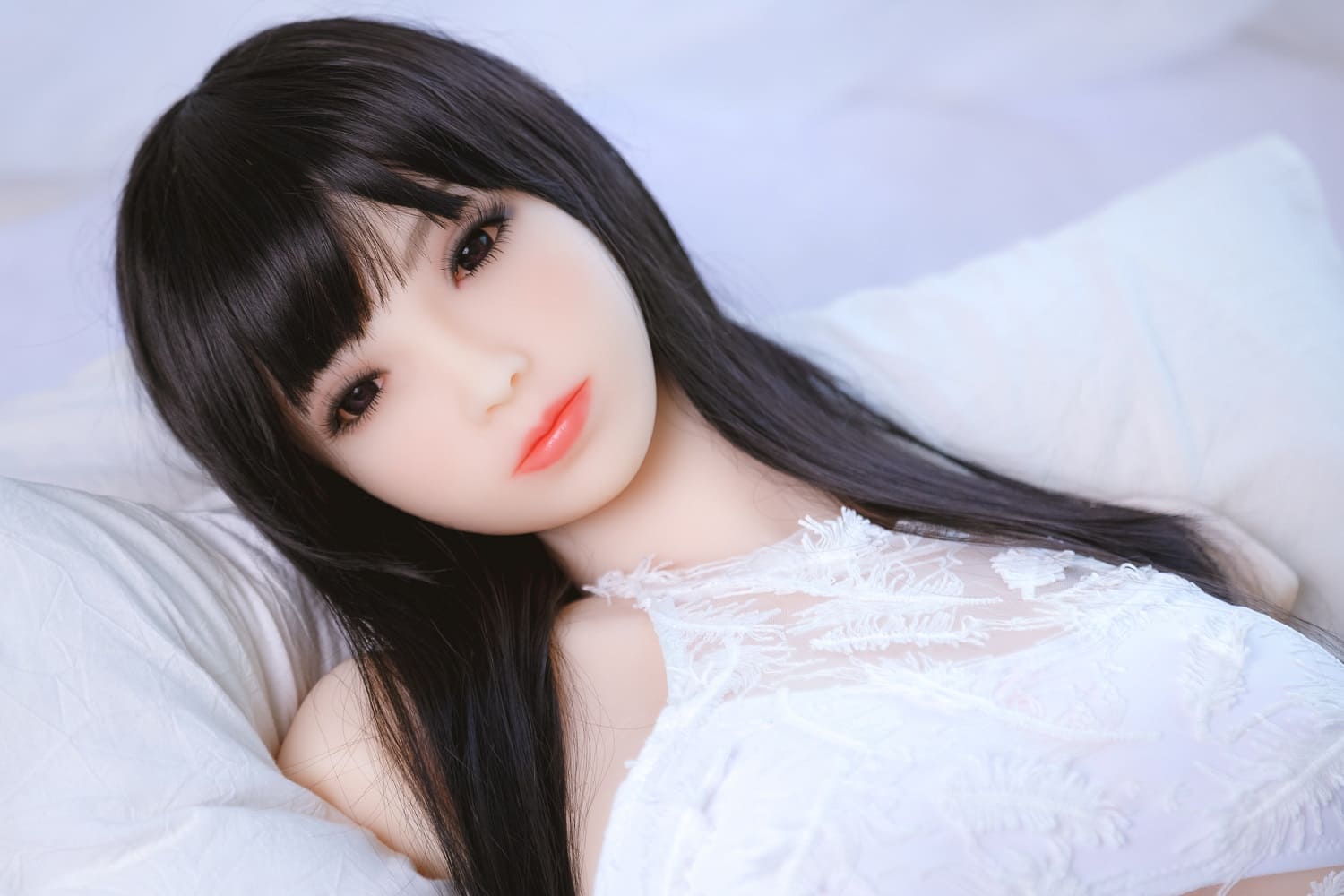 Торс секс-ляльки amira - фото 3 | lovedoll Торс секс-ляльки amira лежить на подушці