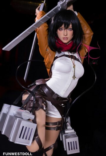 Секс-лялька Mikasa Ackerman тримає меч над головою