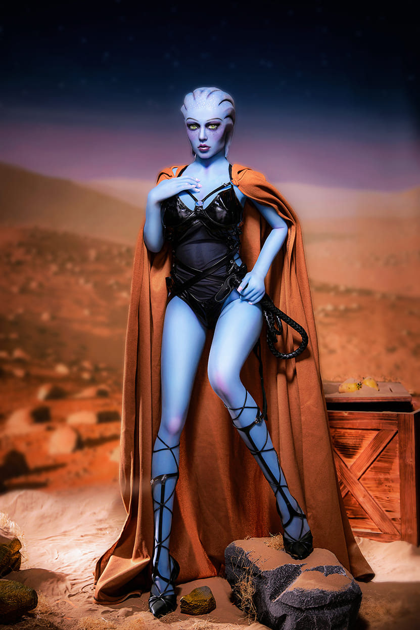 Секс-лялька liara t’soni - фото 10 | lovedoll Секс-лялька liara t'soni стоїть однією ногою на камені з хлистом