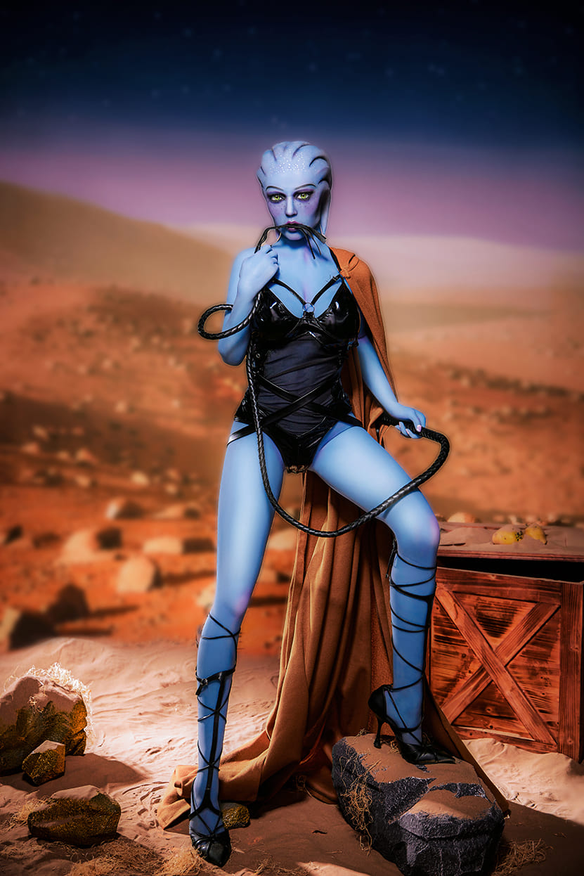 Секс-лялька liara t’soni - фото 13 | lovedoll Секс-лялька liara t'soni тримає хлист у роті