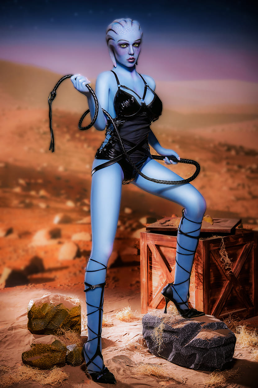Секс-лялька liara t’soni - фото 15 | lovedoll Секс-лялька liara t'soni стоїть на камені з батогом