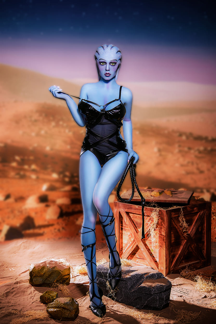 Секс-лялька liara t’soni - фото 16 | lovedoll Секс-лялька liara t'soni в чорній сексуальній білизні та з хлистом
