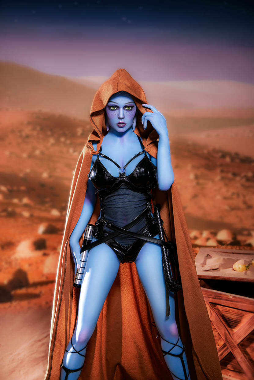 Секс-лялька liara t’soni - фото 2 | lovedoll Секс-лялька liara t'soni стоїть у плащі з капюшоном