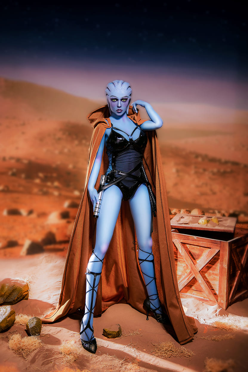 Секс-лялька liara t’soni - фото 3 | lovedoll Секс-лялька liara t'soni стоїть у плащі та чорній сексуальній білизні