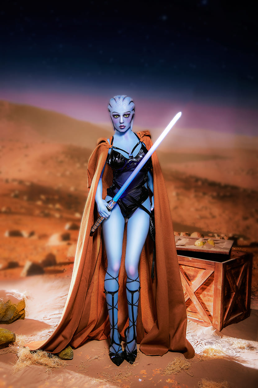 Секс-лялька liara t’soni - фото 6 | lovedoll Секс-лялька liara t'soni тримає меч, що світиться, у руці