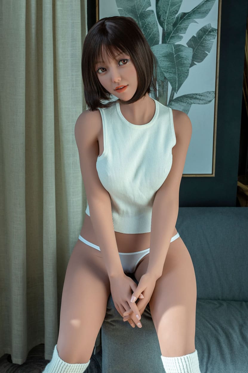 Секс-лялька willa - фото 1 | lovedoll Секс-лялька willa сидить із руками між ніг