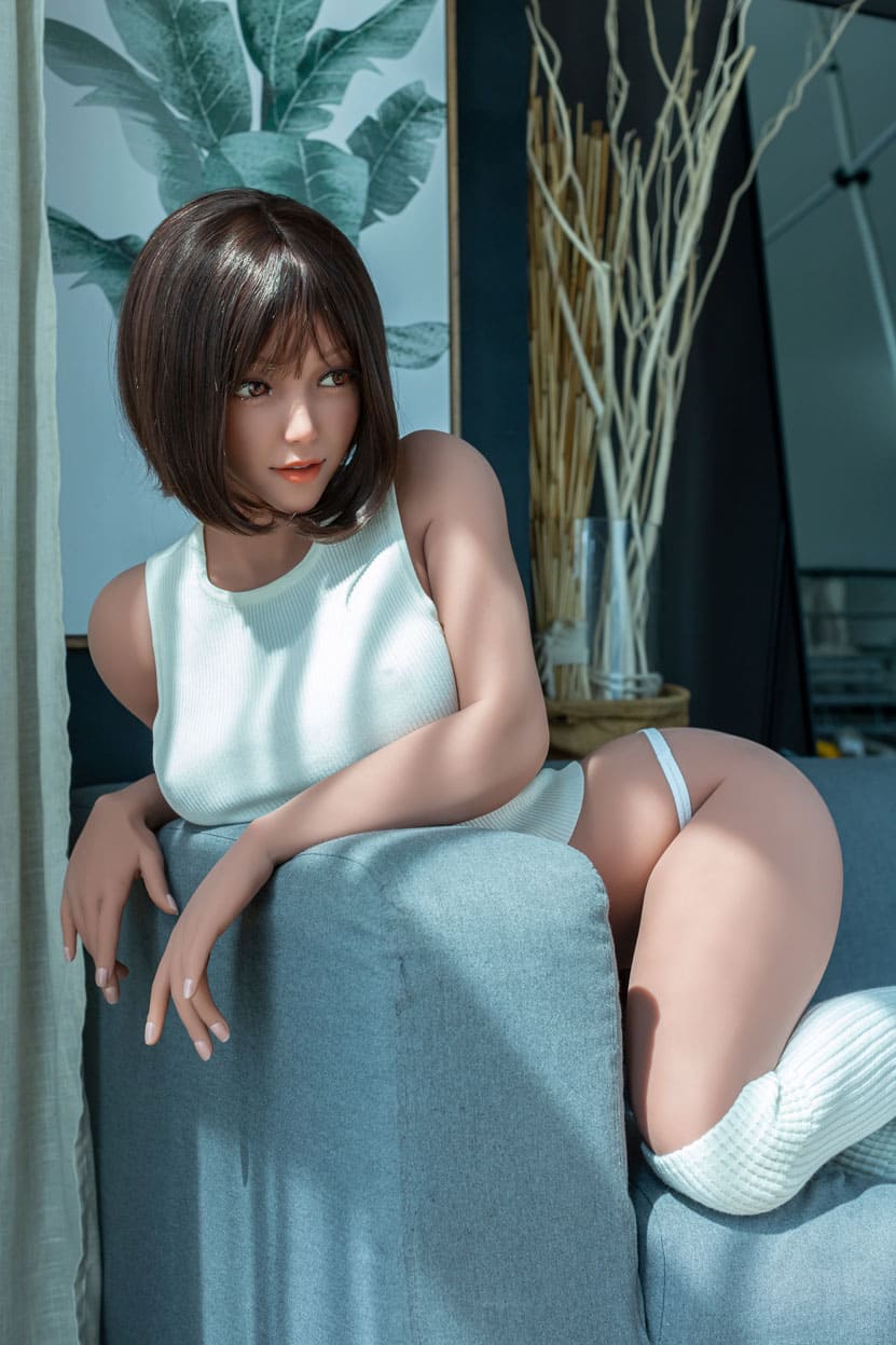 Секс-лялька willa - фото 26 | lovedoll Секс-лялька willa сидить на дивані і дивиться в сторону