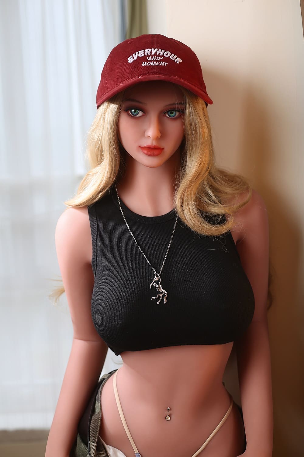 Секс-лялька demi - фото 3 | lovedoll Секс-лялька demi стоїть у кепці