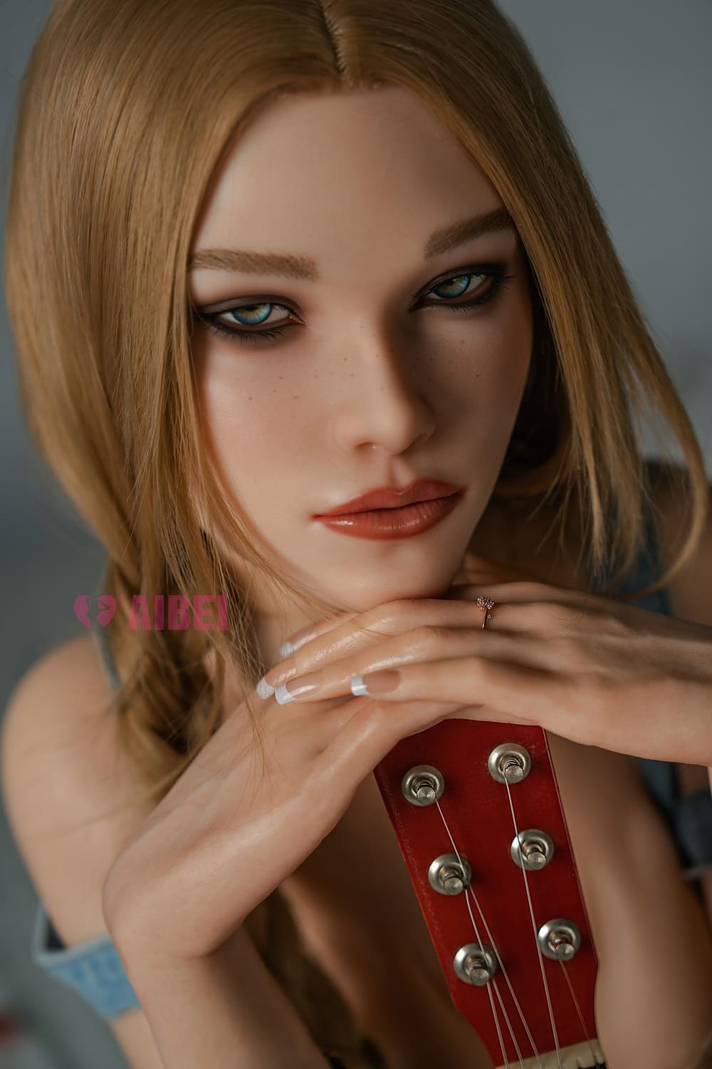 Секс-лялька kayli - фото 14 | lovedoll Секс-лялька kayli поклала голову на гітару