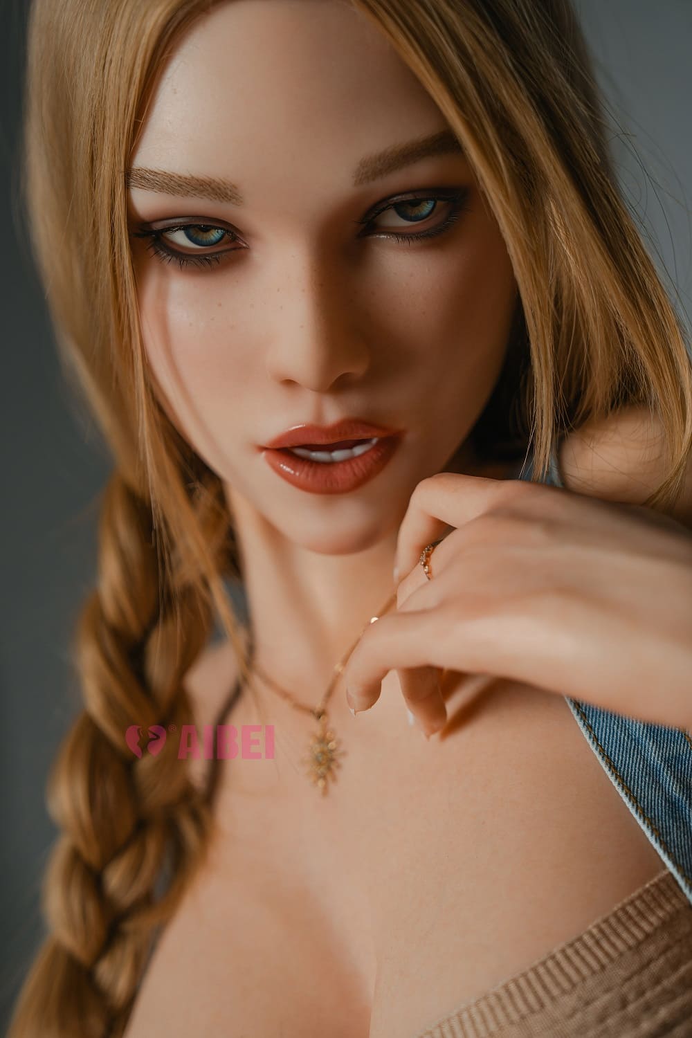 Секс-лялька kayli - фото 5 | lovedoll Секс-лялька kayli тримає в одній руці фрукти