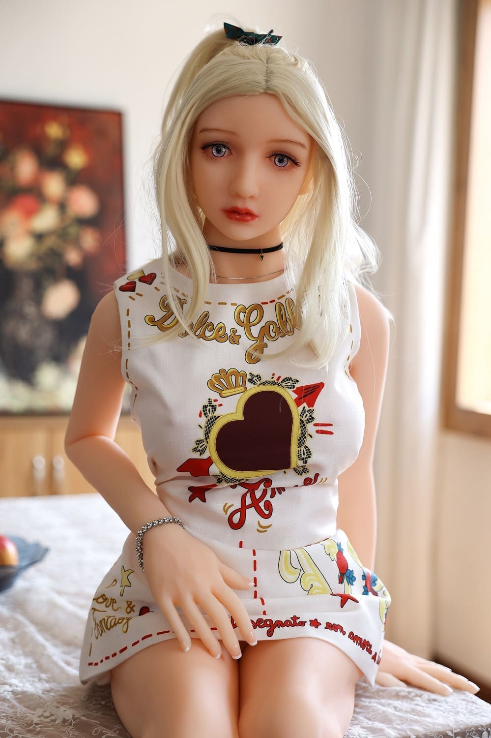 Секс-лялька marta - фото 5 | lovedoll Секс-лялька marta сидить у короткій сукні