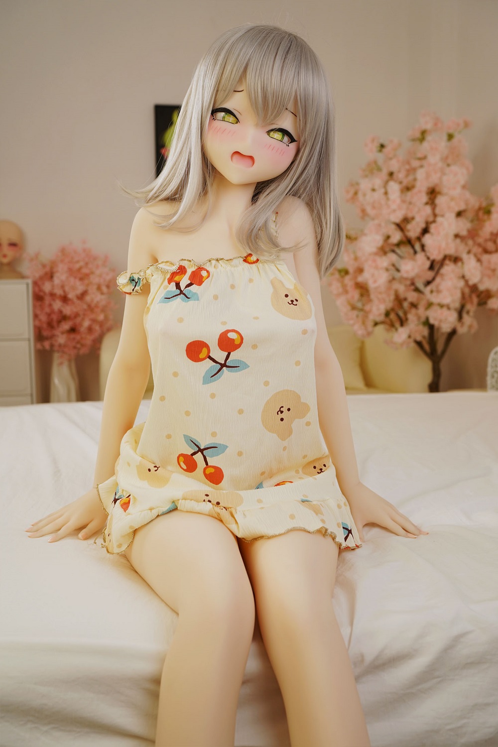 Секс-лялька haru - фото 1 | lovedoll Секс-лялька haru сидить у сукні на ліжку