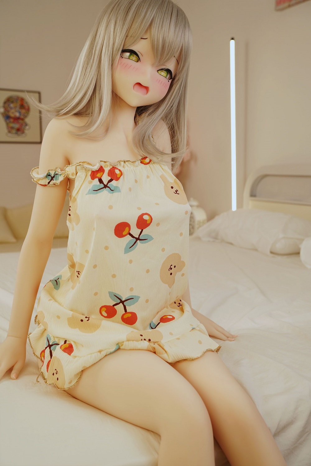 Секс-лялька haru - фото 2 | lovedoll Секс-лялька haru аніме сидить в сукні на ліжку