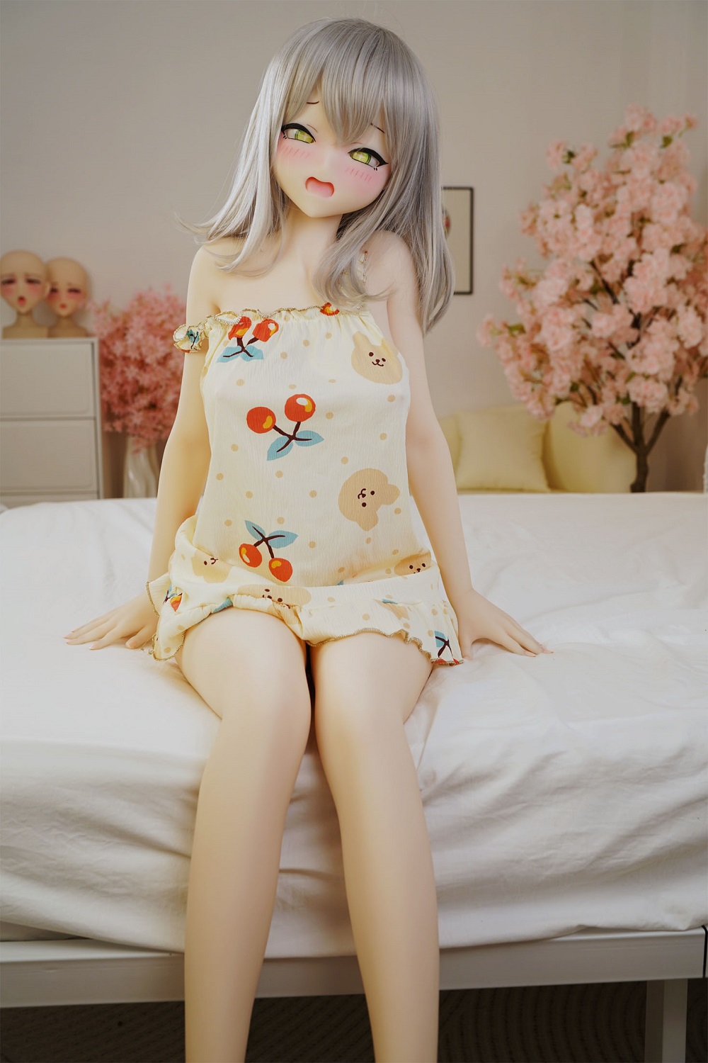 Секс-лялька haru - фото 4 | lovedoll Секс-лялька haru сидить на білому ліжку