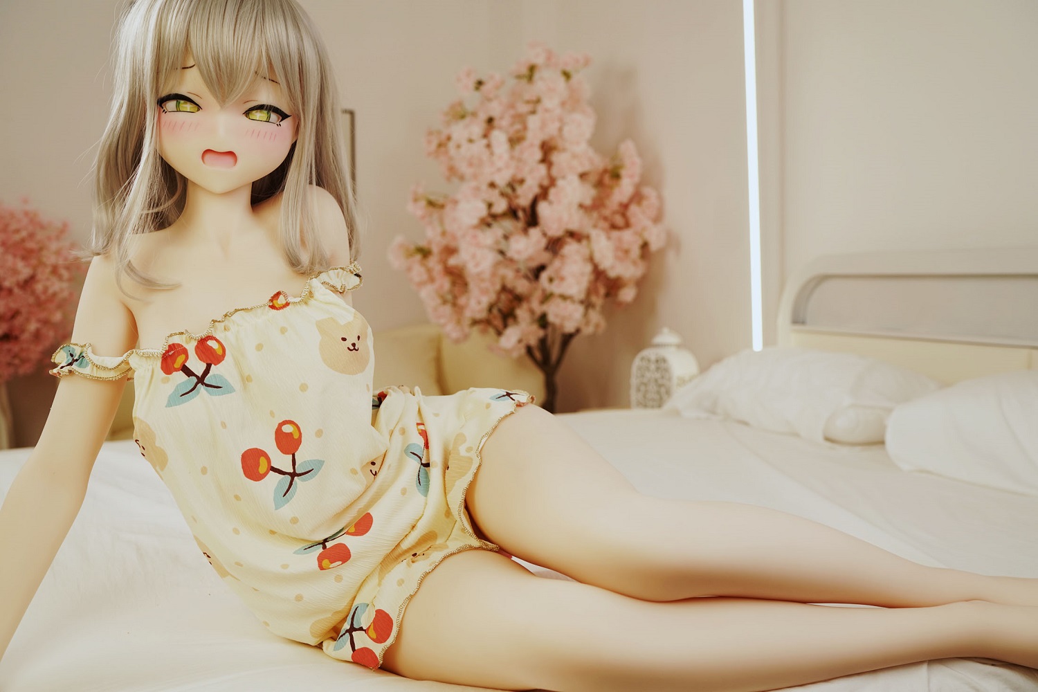 Секс-лялька haru - фото 6 | lovedoll Секс-лялька haru в короткій сукні на ліжку